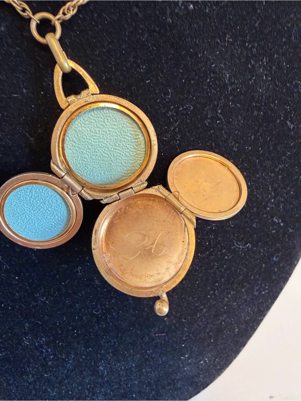 Vintage Victorian Revival Gold-Tone 4 Photo Fold Up Locket Pendant Necklace 18"